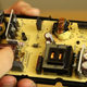 Una cucaracha muerta dentro de la fuente de poder de una PS4, además de resto de excremento de cucaracha. Imagen: TronicsFix (YouTube).